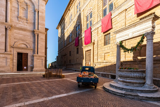 Italy, Tuscany, Pienza, ape parked in front of Fontana del Palazzo Piccolomini