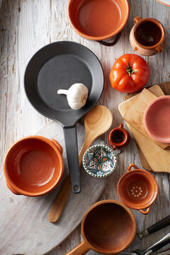 Garlic clove, red bell pepper, frying pan and empty bowls
