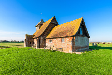 Fototapeta premium St Thomas à Becket Church in Fairfield, Kent, on a sunny day.