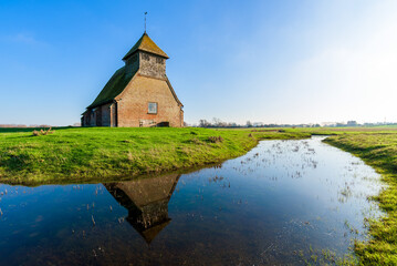 Fototapeta premium St Thomas à Becket Church in Fairfield, Kent, on a sunny day.