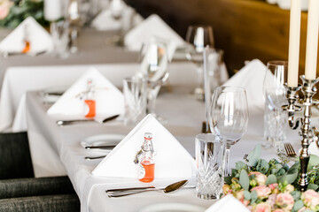 geschmückter Tisch bei einer Hochzeitsfeier im Restaurant	