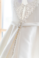 Brautkleid aus Satin mit Knöpfen und Spitze