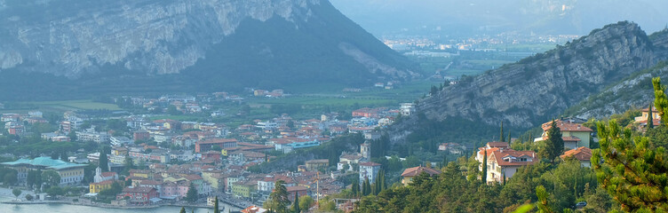 Torbole am Gardasee in Italien mit Monte Brione