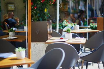 Table of traditional Parisian outdoor cafe - obrazy, fototapety, plakaty