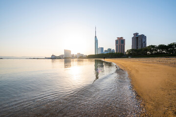 福岡県福岡市のシーサイドももち海浜公園の朝焼けと福岡タワー
