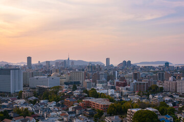 夕日に照らされる福岡の街並み