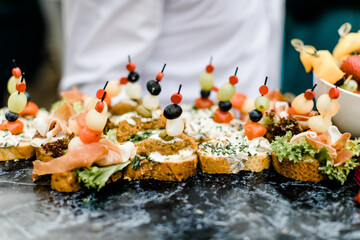 Belegte Brötchen mit Speck Käse und Köstlichkeiten auf einer Platte beim Empfang im Restaurant