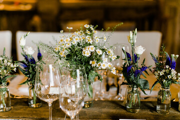 Deko und Blumenschmuck bei einer Hochzeitsfeier im Restaurant