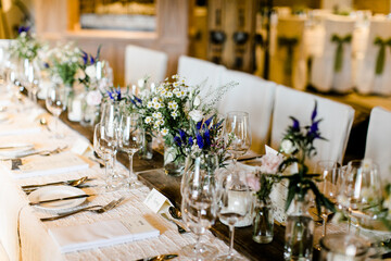 Deko und Blumen bei einer Hochzeitsfeier im Restaurant