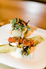 sehr schön dekoriertes Gourmet Essen im Restaurant