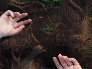 Włosy w trawie Hair in the Grass - obrazy, fototapety, plakaty