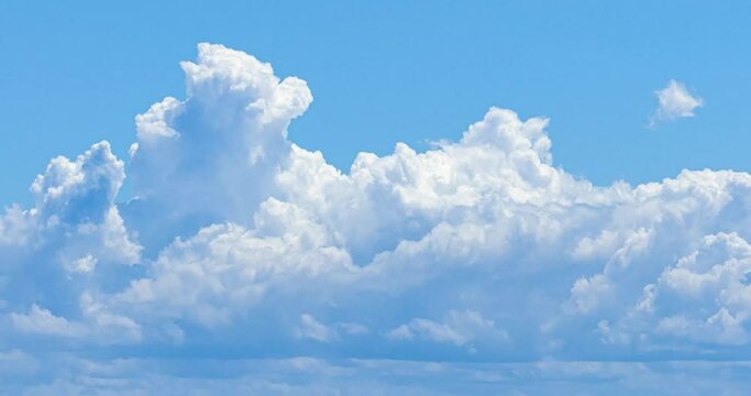 夏の雲の流れの4Kタイムラプス動画