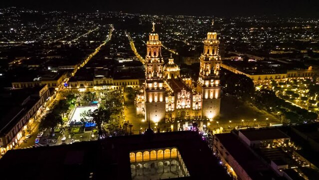 Hyperlapse de Catedral de Morelia durante la noche y en &eacute;pocas navide&ntilde;as. Video con drone 