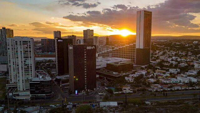 Hyperlapse de Zapopan en Guadalajara de edificios durante el atardecer con drone.