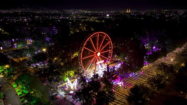 Hyperlapse de Rueda de la fortuna durante la noche en la Villa Navide&ntilde;a de Morelia en diciembre con drone. 