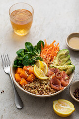 poke bowl carottes salade avocat saumon potiron mâche boulgour blé céréales sésame kombucha
