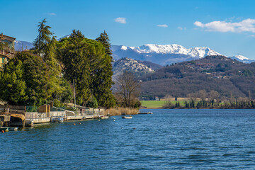 Fototapeta na wymiar Lac et montagnes par une journée d'hiver ensoleillée 