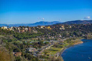 Vue panoramique sur le lac Albano et la ville de Castel Gondolfo en Italie