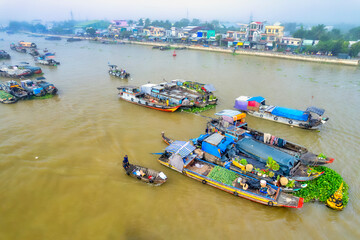Obraz premium Cai Rang floating market, Can Tho, Vietnam, aerial view. Cai Rang is famous market in mekong delta, Vietnam.
