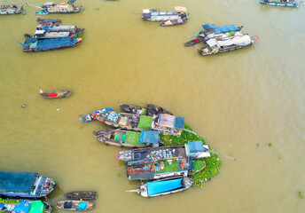 Obraz premium Cai Rang floating market, Can Tho, Vietnam, aerial view. Cai Rang is famous market in mekong delta, Vietnam.