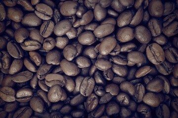 Geröstete Kaffeebohnen als Hintergrund im Retro Style