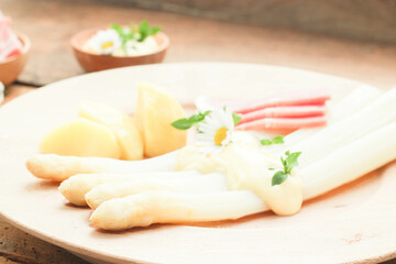 frischen Spargel Teller Gericht mit Kartoffeln und Schinken