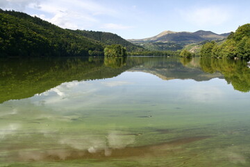 Fototapeta premium Le lac Chambon est un lac volcanique, situé dans le Puy-de-Dôme, au coeur du Parc des volcans d'Auvergne, entre le massif du Sancy et la réserve naturelle Nationale de la Vallée de Chaudefour 