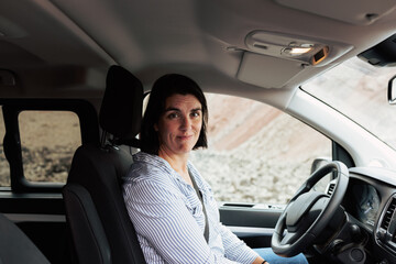 Obraz na płótnie Canvas Woman waiting inside her car