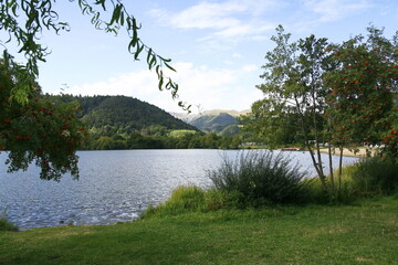 Le lac Chambon est un lac volcanique, situé dans le Puy-de-Dôme, au coeur du Parc des volcans d'Auvergne, entre le massif du Sancy et la réserve naturelle Nationale de la Vallée de Chaudefour 