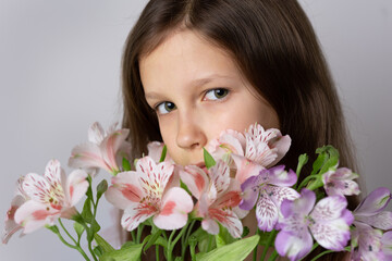 Obraz na płótnie Canvas Portrait of girl with flowers