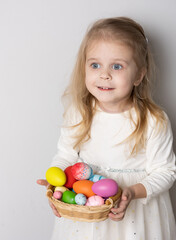 Fototapeta na wymiar girl with easter eggs