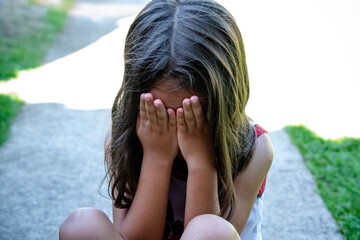 Criança com mão no rosto e deprimida com simulação de abuso.
 - obrazy, fototapety, plakaty