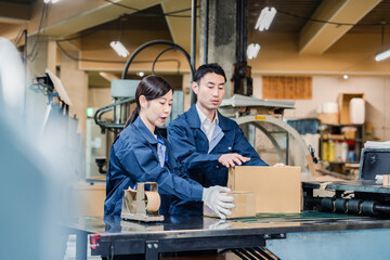 荷物の発送業務をするスタッフ