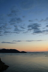 兵庫県たつの市御津町室津から見た牡蠣筏並ぶ播磨灘の夜明け前の風景