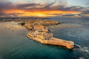 Landscape with Syracuse at sunset, Sicily islands, Italy - obrazy, fototapety, plakaty
