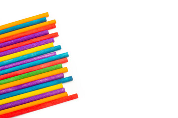 Palos de madera de colores sobre fondo un blanco liso y aislado. Vista superior y de cerca. Copy space