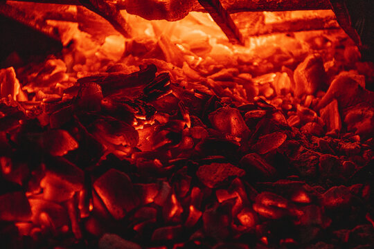 Brasas De Fogueira. Carvões De Churrasco Com Fogo. Close-up Do Processo De  Combustão De Madeira, Carvão Para Churrasco Foto Royalty Free, Gravuras,  Imagens e Banco de fotografias. Image 172780494