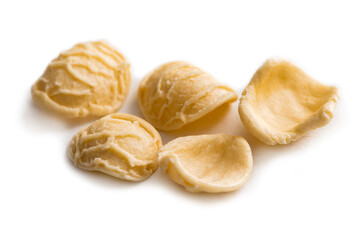 Orecchiette fresche e isolate su fondo bianco, formato tradizionale di pasta italiana 
