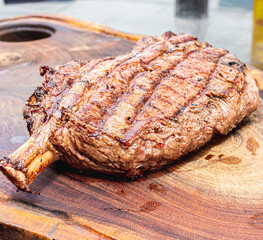 Carne bovina assada na brasa com parrilla