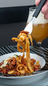 Macarr&atilde;o talharim com ragu de lingui&ccedil;a harmonizado com cerveja artesanal weiss