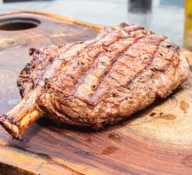 Carne bovina assada na brasa com parrilla