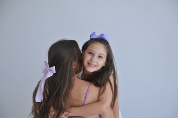 mãe e filha se abraçam em um retrato para o dia das mães em  casa como uma família feliz, Sorria, mamãe e abrace a mulher adora abraçar uma menina ou criança e aproveitar o tempo de qualidade