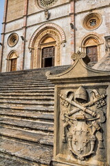 todi, italien - verwittertes wappen an der kirche santa maria annunziata