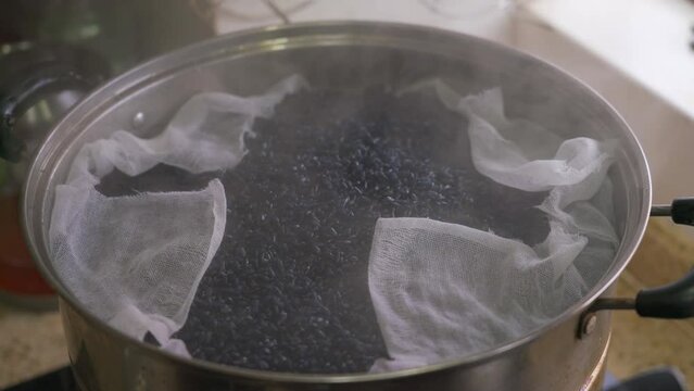 The process of making five-color glutinous rice, the traditional food of Chinese Qingming Festival