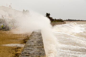 Tempête sur l'Océan Atlantique et vagues submersives, protection du littoral illusoire. La...