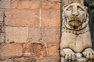 foligno, italien - steinlöwe am kirchenportal von san feliciano
