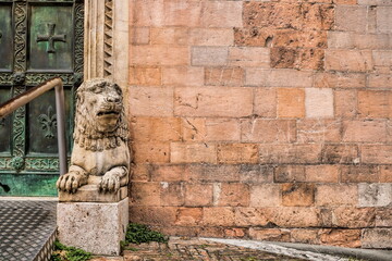 foligno, italien - steinlöwe am kirchenportal von san feliciano