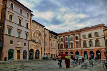 Fototapeta na wymiar foligno, italien - piazza della repubblica mit palazzo onofri