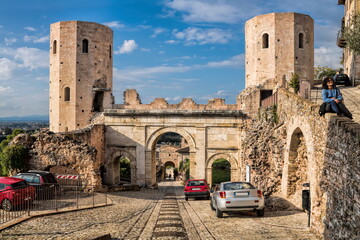 spello, italien - mittelalterliches stadttor porta venere