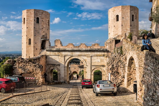 spello, italien - mittelalterliches stadttor porta venere